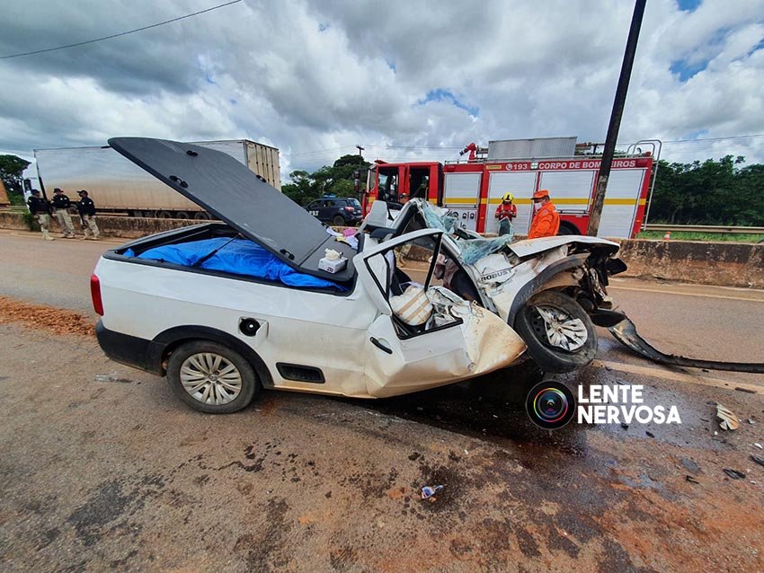 Motorista sofre fraturas e traumatismo craniano ao colidir em carreta na BR-364