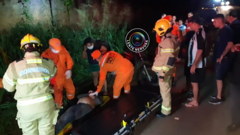 Motociclista cai em bueiro após passar direto em curva na capital