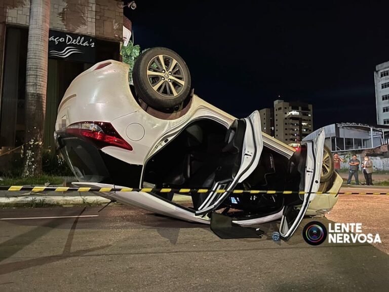 Motorista invade preferencial e causa acidente com capotamento no centro