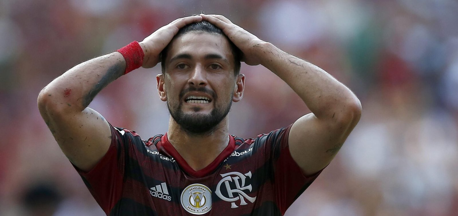 Homem é agredido após sugerir batizar o filho de “Arrascaeta”