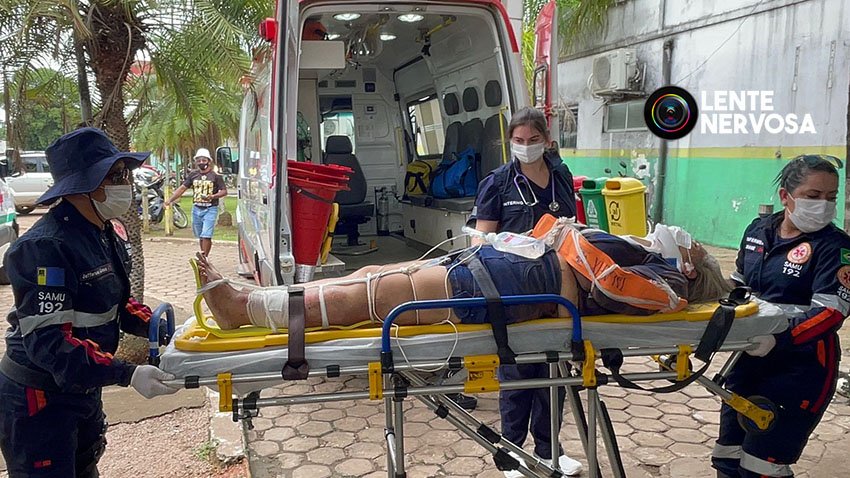 Motociclista é fechada no trânsito e cai embaixo de carreta na Avenida Jorge Teixeira - VEJA VÍDEO