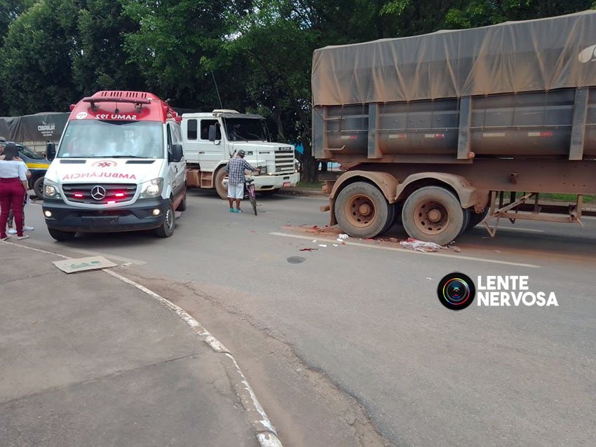 Motociclista é fechada no trânsito e cai embaixo de carreta na Avenida Jorge Teixeira - VEJA VÍDEO