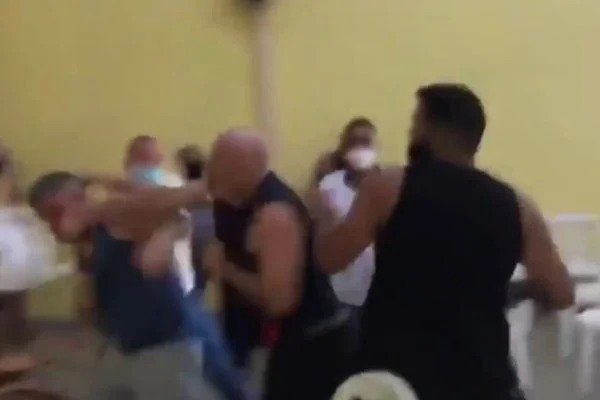 Vídeo: reunião em condomínio de policiais tem pancadaria e ameaças 1 Vídeo: reunião em condomínio de policiais tem pancadaria e ameaças