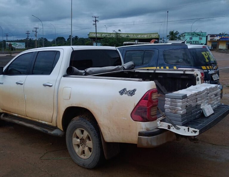 Motorista foge, mas PRF consegue interceptar Hilux com quase 85 quilos de cocaína