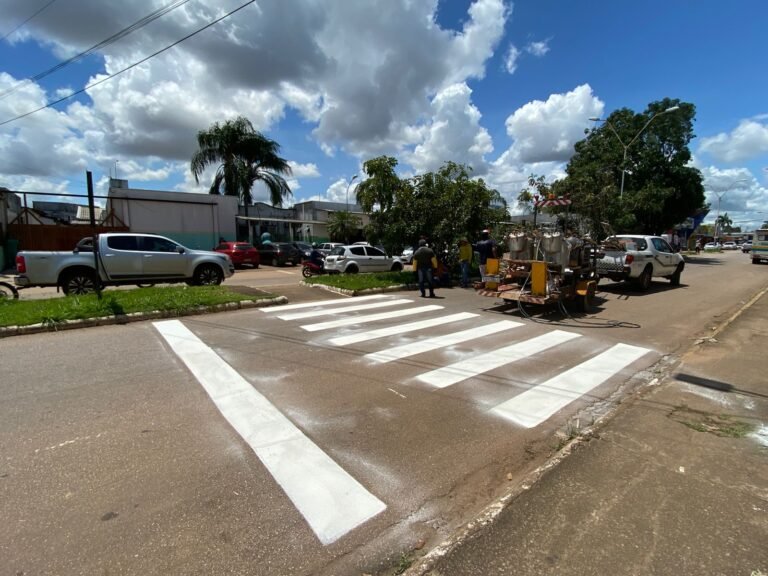 Semtran revitaliza faixa de pedestres atendendo pedido do vereador Edimilson Dourado