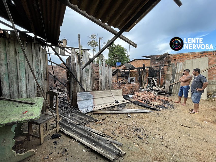 Residência é destruída por incêndio e família precisa de doações - VEJA VÍDEO