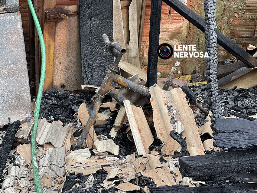 Residência é destruída por incêndio e família precisa de doações - VEJA VÍDEO