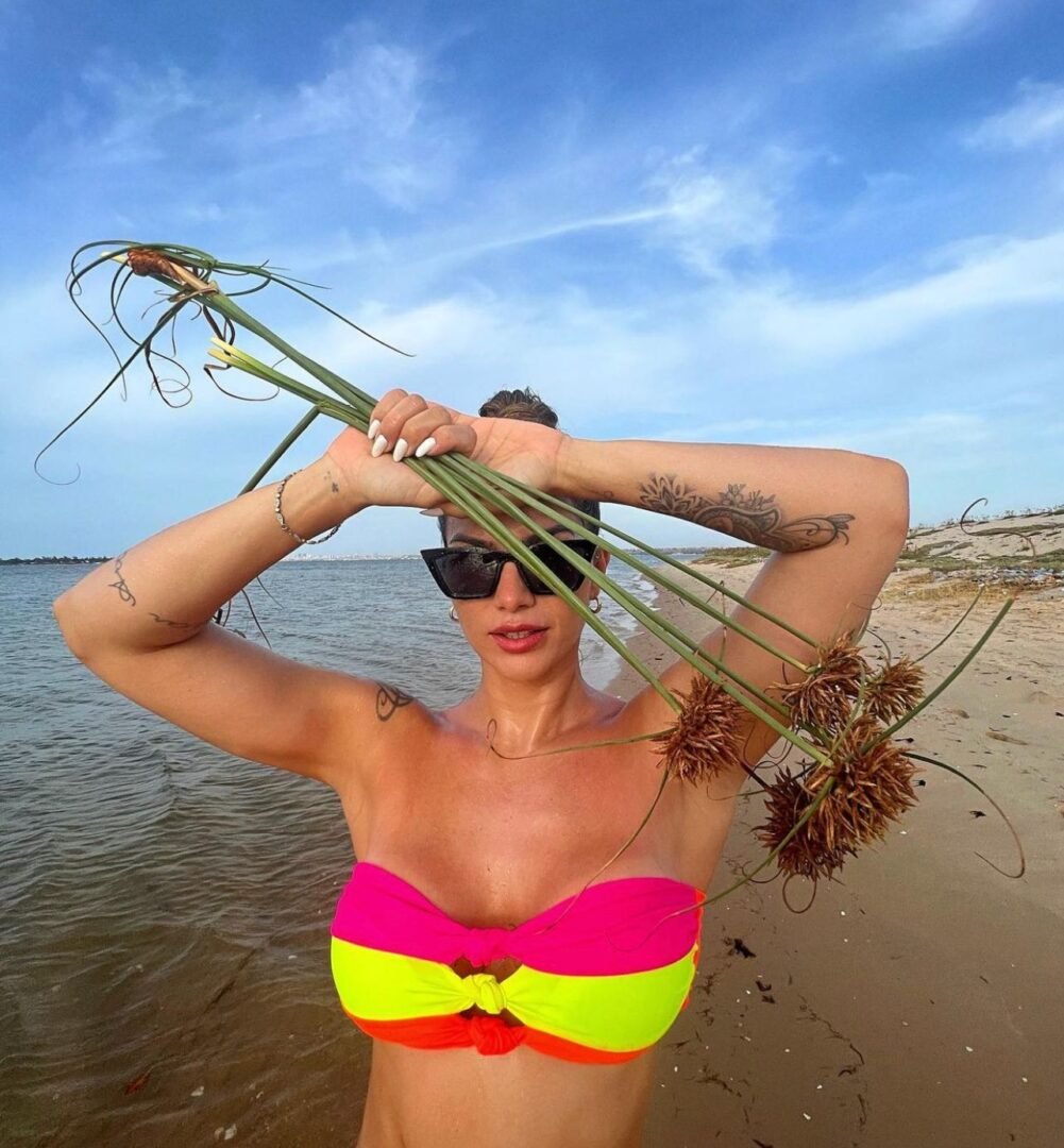 Cintura de Kelly Key impressiona fãs em clique de biquíni