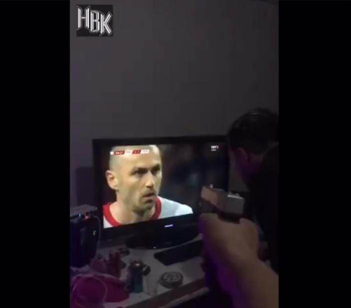 Turco se revolta com pênalti perdido e atira em televisão - veja o vídeo