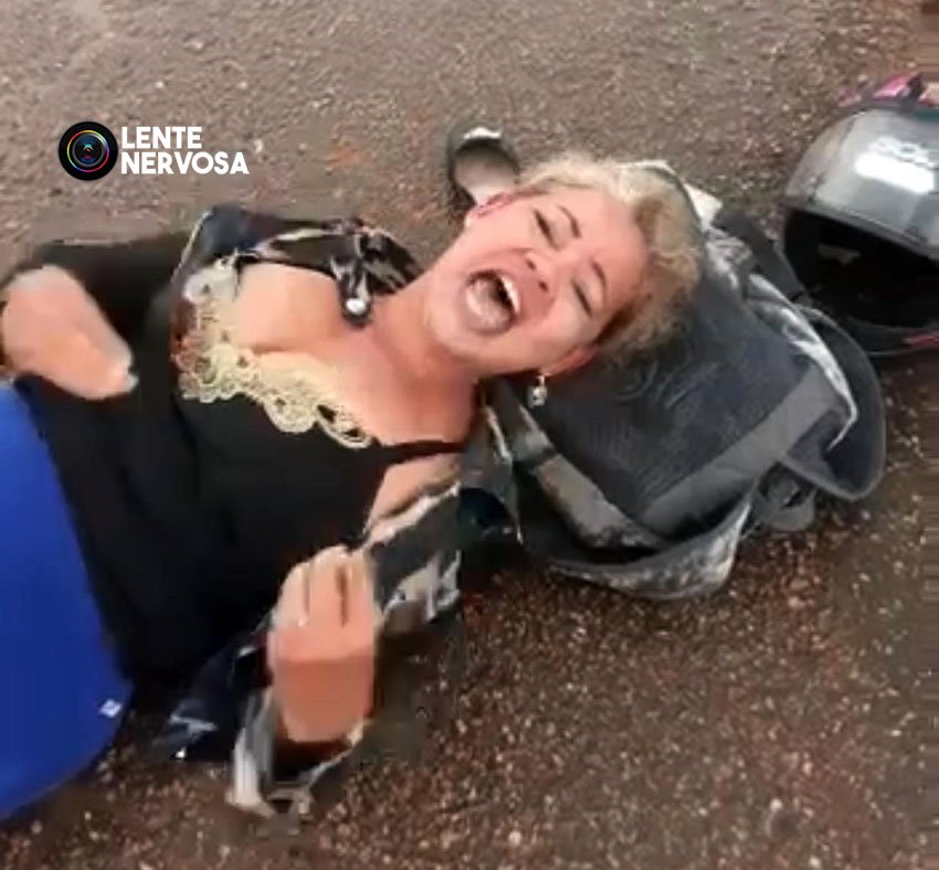 Vídeo: Mulher grita de dor e protesta após sofrer queda de moto com criança na BR-364, em Porto Velho