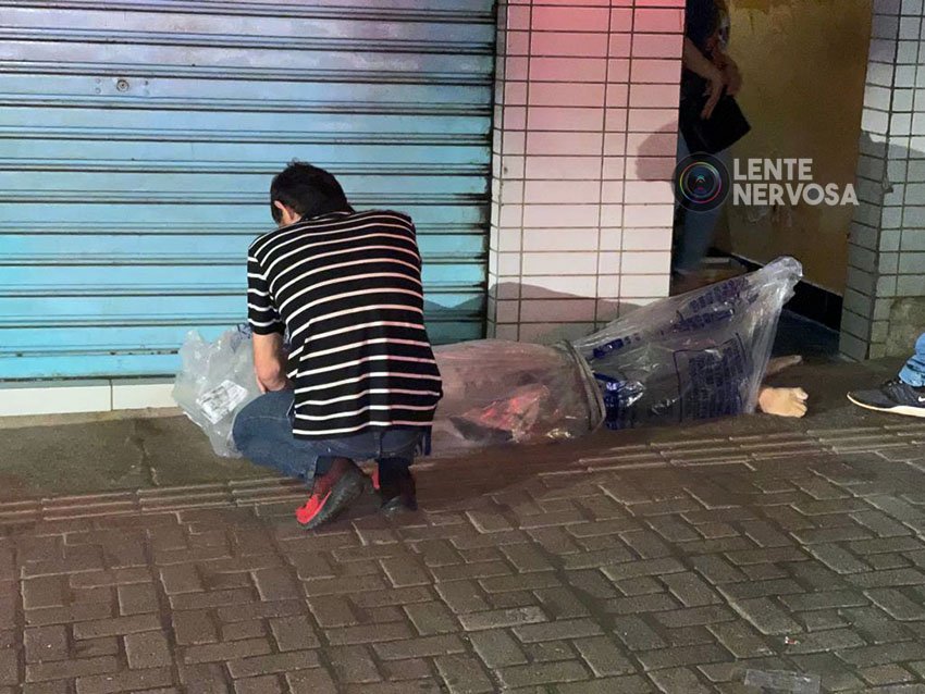 Homem encontra irmão morto em apartamento no centro da capital