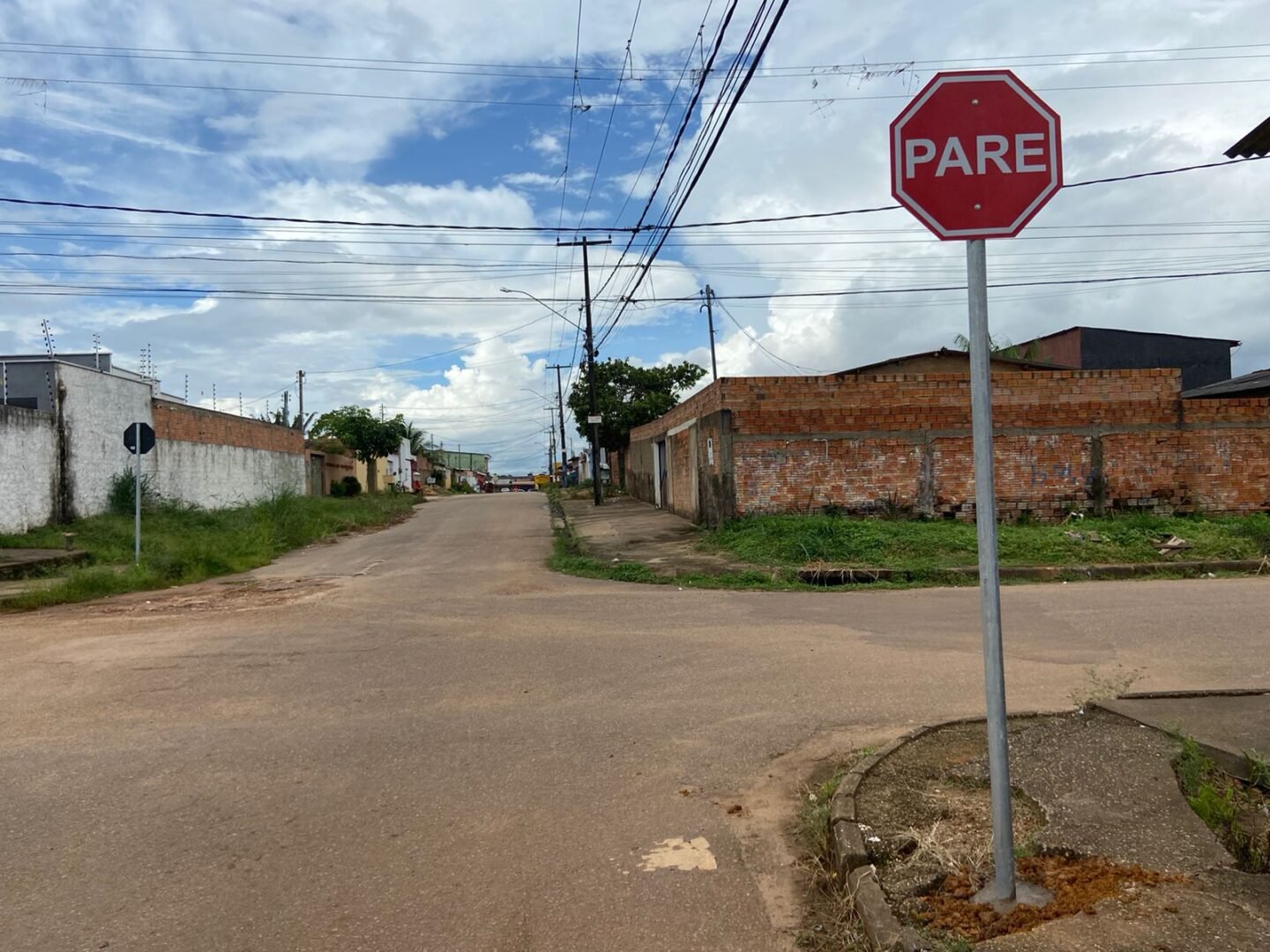 Semtran instala sinalizações em cruzamentos no Bairro Caladinho a pedido do vereador Edimilson Dourado