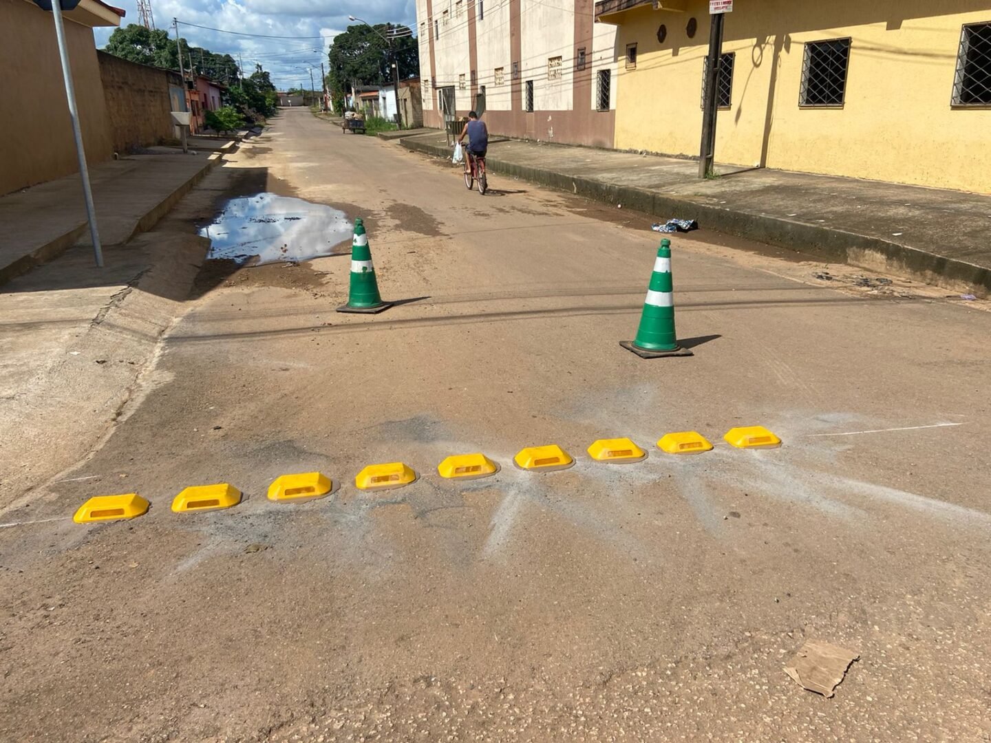 Semtran instala sinalizações em cruzamentos no Bairro Caladinho a pedido do vereador Edimilson Dourado