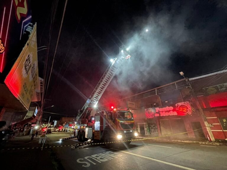 LENTE URGENTE – Bombeiros tentam controlar incêndio no centro da cidade