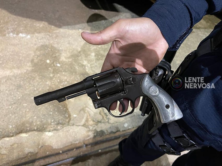 Criminosos armados caem com moto enquanto fugiam da PM 3 Criminosos armados caem com moto enquanto fugiam da PM