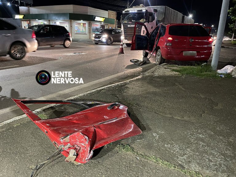 Porta de carro é arrancada em grave acidente na Avenida Jorge Teixeira
