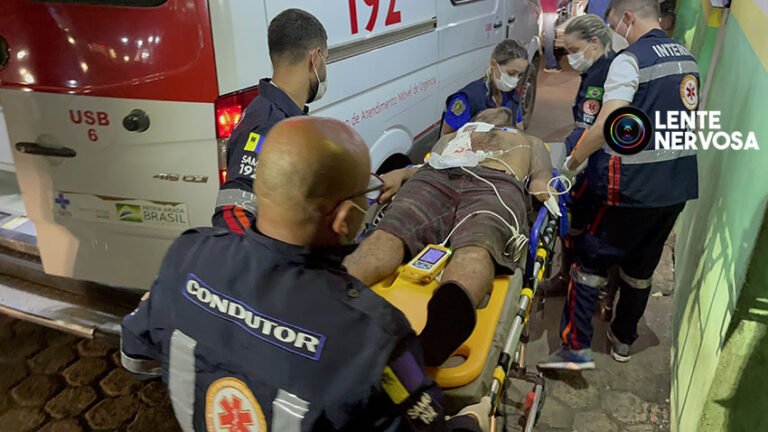 Vídeo: Homem é socorrido às pressas após ser baleado cinco vezes