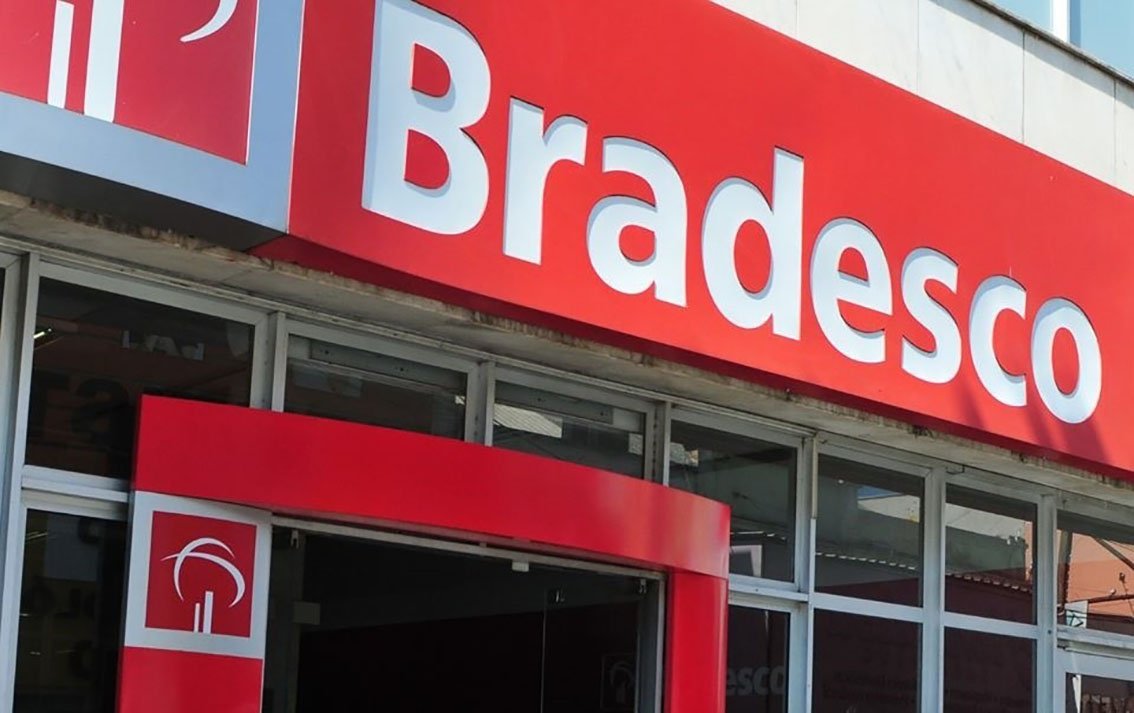 Justiça manda Bradesco indenizar cliente retirada de agência pela PM após reclamar de serviço