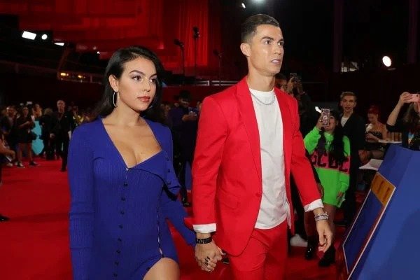 Cristiano Ronaldo anuncia morte de um dos filhos gêmeos