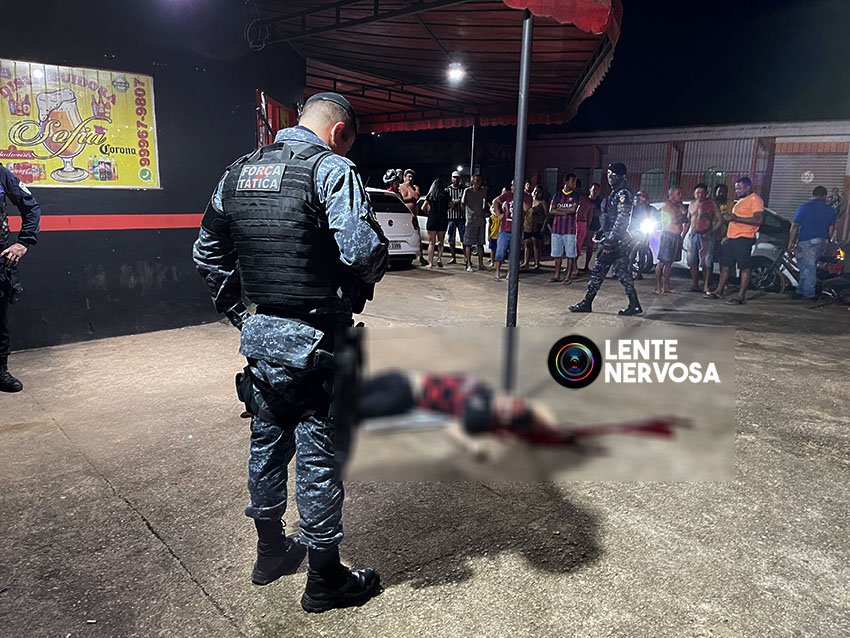 Vídeo: Criminoso executa homem sentado em distribuidora na capital