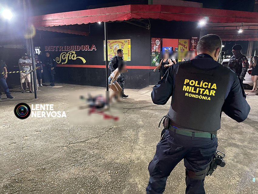 Vídeo: Criminoso executa homem sentado em distribuidora na capital