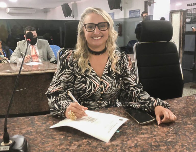 Vereadora Márcia Socorristas Animais vota a favor dos servidores municipais