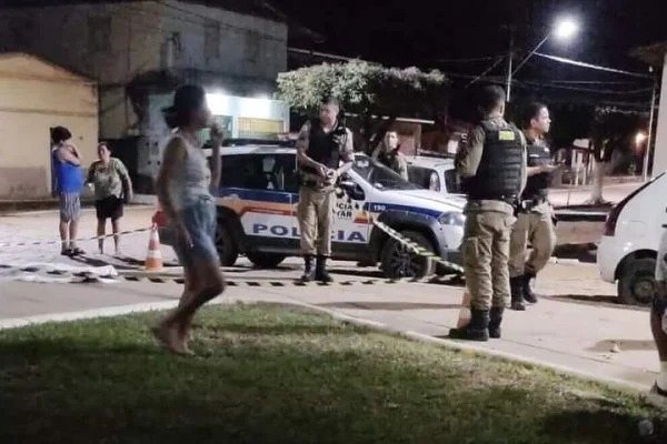 Caído, cadeirante se arrasta pelo chão e mata homem a facadas, em MG