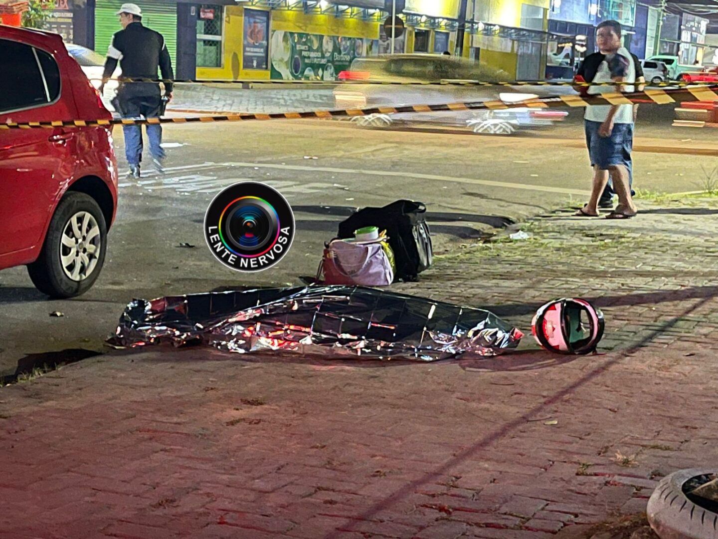 URGENTE Motobabe morre após colidir em carro que invadiu preferencial
