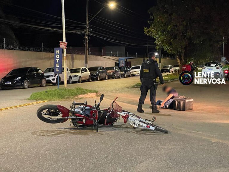 Motoboy colide em ciclista e ambos ficam feridos ao lado de hospital