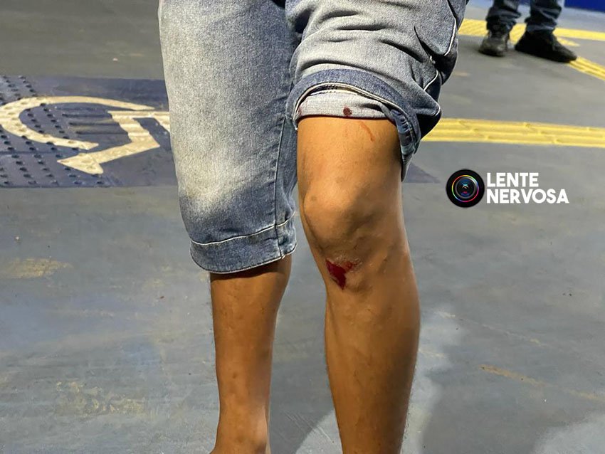 Motoboy colide em ciclista e ambos ficam feridos ao lado de hospital