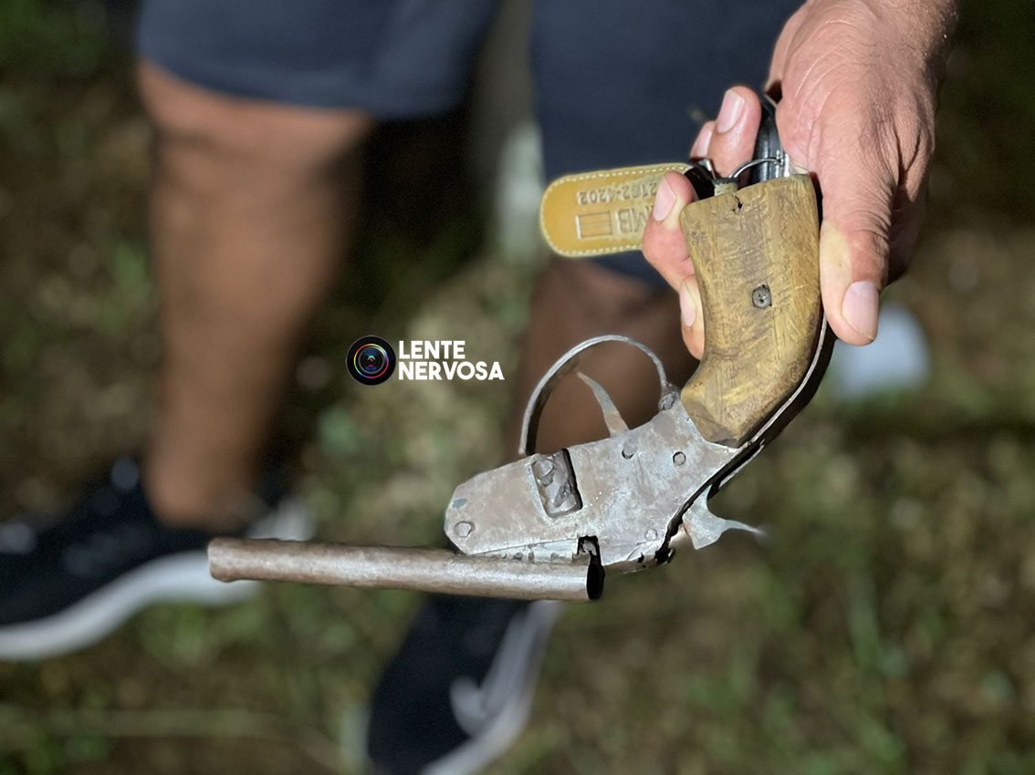 Após ameaçar estourar cabeças de mulheres, criminoso é preso com arma sem munição 3 Após ameaçar estourar cabeças de mulheres, criminoso é preso com arma sem munição