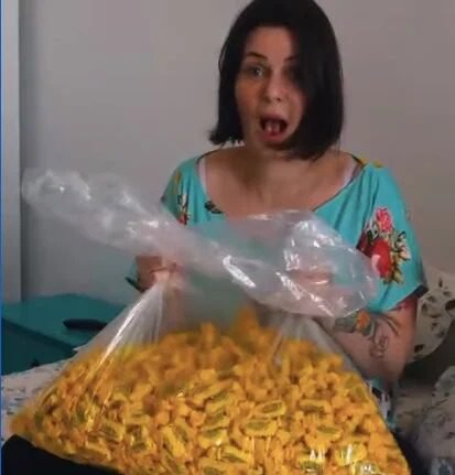 Mulher que tatuou Caribe ganha 10 kg do bombom: “Não esperava tanto”