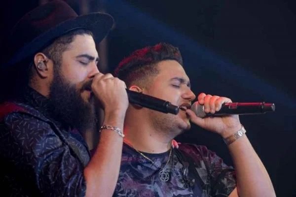 Show de Henrique e Juliano tem acidente no palco: “Traz a maca aqui”