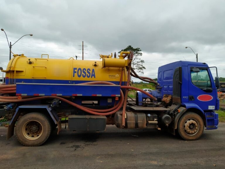 Dupla é presa por transportar cerca de 3 mil litros de gasolina em caminhão limpa fossa