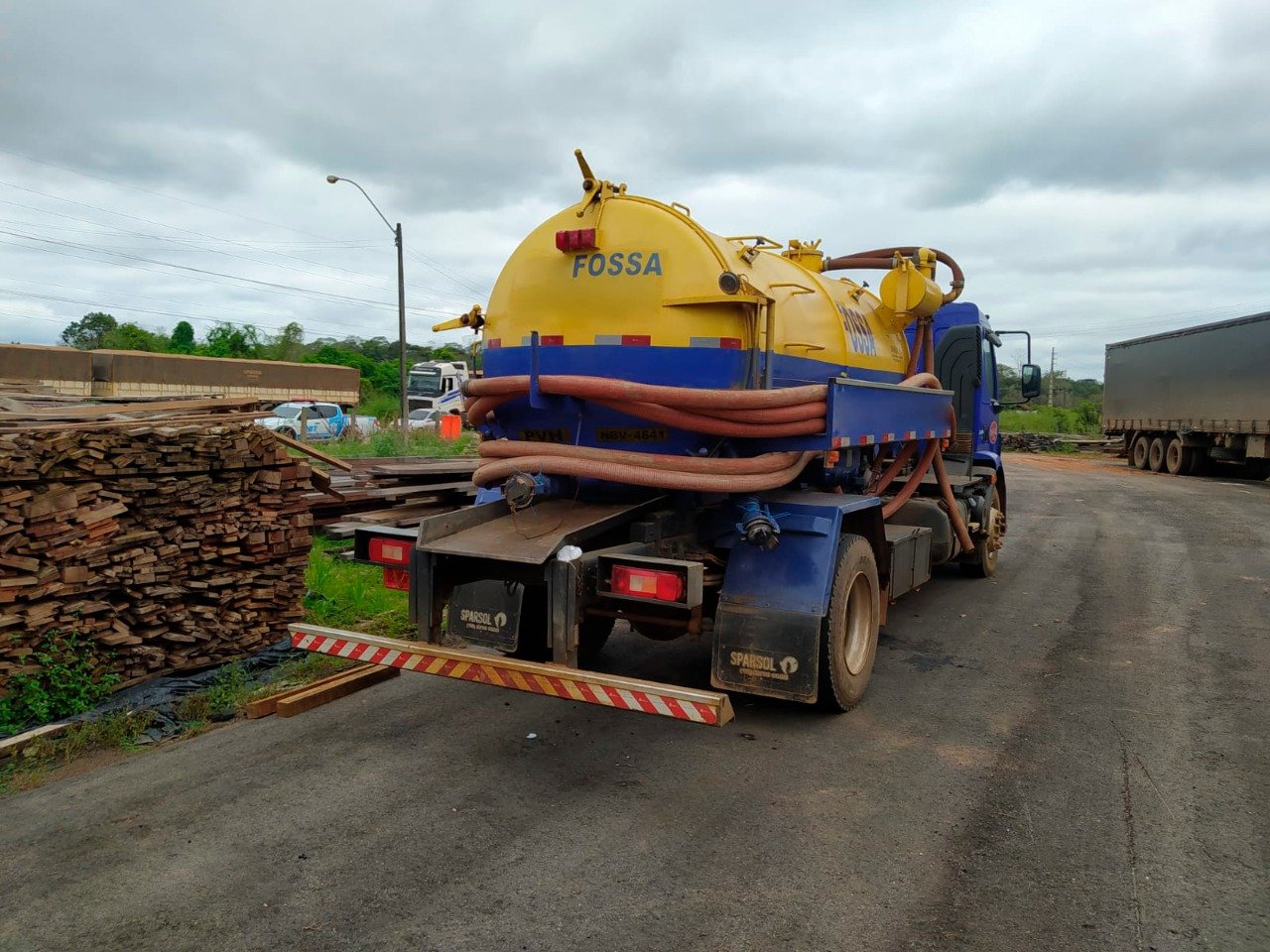 Dupla é presa por transportar cerca de 3 mil litros de gasolina em caminhão limpa fossa 2 Dupla é presa por transportar cerca de 3 mil litros de gasolina em caminhão limpa fossa