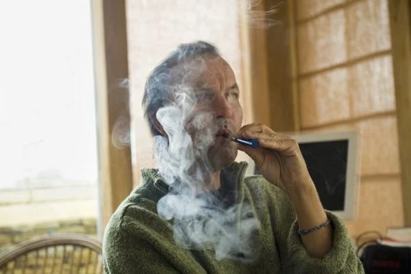 Estudo encontra níveis altos de toxina em cigarro eletrônico com sabor