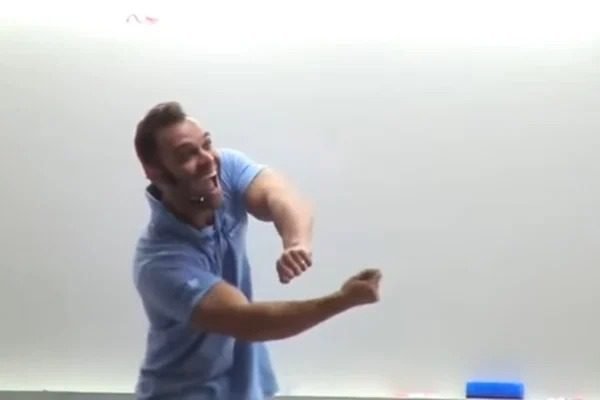 Vídeo: policial da PRF ensina alunos de cursinho a usar gás em viatura