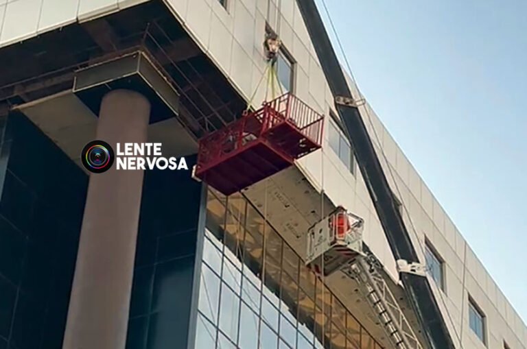 Vídeo: Bombeiros resgatam trabalhadores presos em guindaste no prédio do Tribunal de Justiça