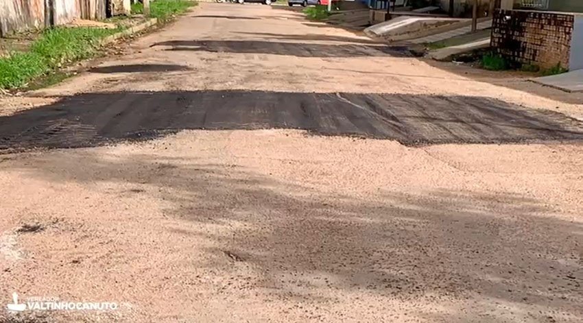 Semob realiza Tapa Buracos no Bairro Triângulo a pedido do vereador Valtinho Canuto