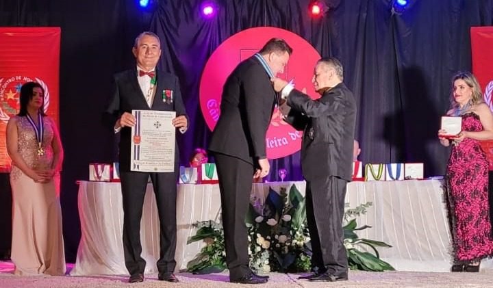 Jornalista Zecca Paim recebe Comenda “A Cruz do Mérito da Comunicação”, da Câmara Brasileira de Cultura