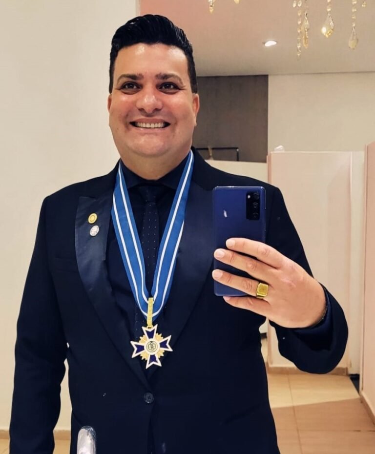 Jornalista Zecca Paim recebe Comenda “A Cruz do Mérito da Comunicação”, da Câmara Brasileira de Cultura