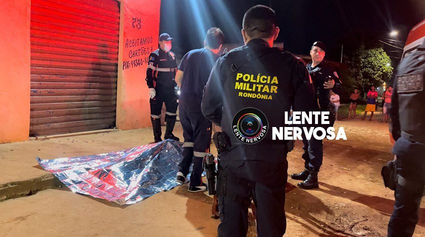 VÍDEO - Mulher é executada a tiros por ocupantes de carro preto na zona leste