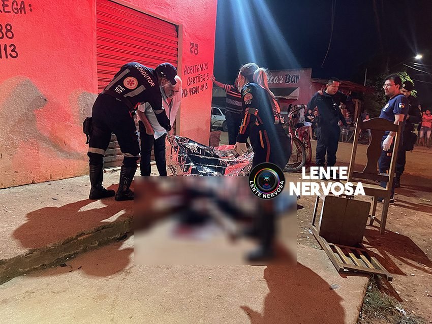 VÍDEO - Mulher é executada a tiros por ocupantes de carro preto na zona leste