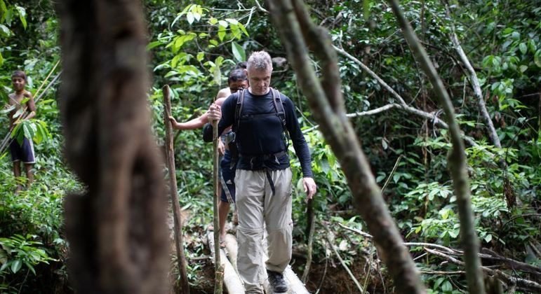 Embaixador pede desculpas à família de jornalista inglês por erro sobre corpos