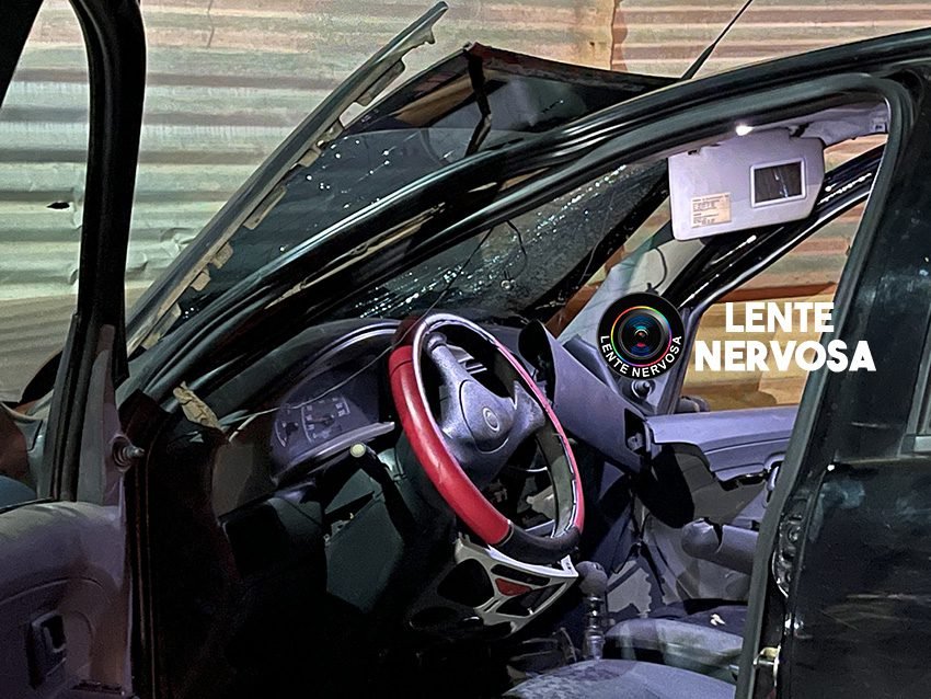 Vídeo: motoristas ficam presos às ferragens de veículos após grave acidente