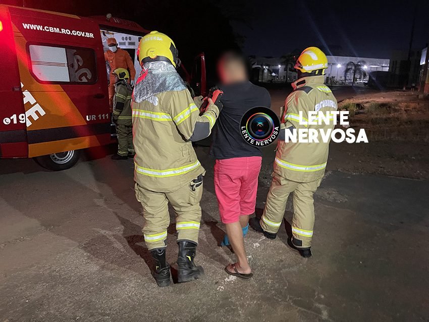 Vídeo: motoristas ficam presos às ferragens de veículos após grave acidente