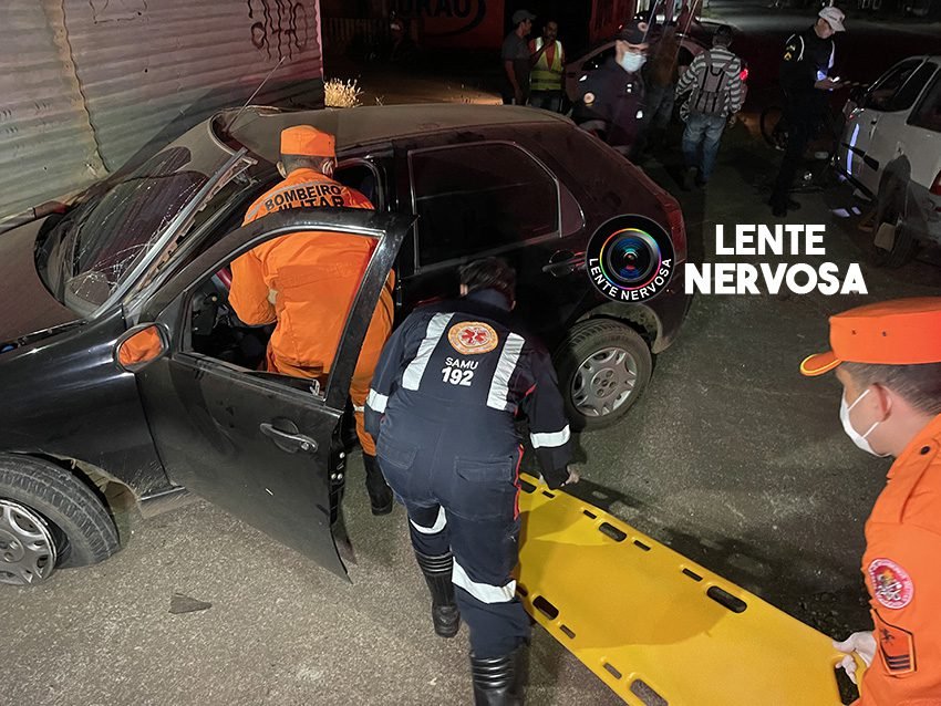Vídeo: motoristas ficam presos às ferragens de veículos após grave acidente