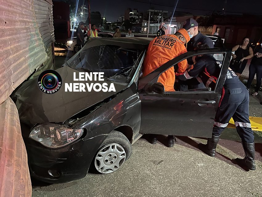 Vídeo: motoristas ficam presos às ferragens de veículos após grave acidente