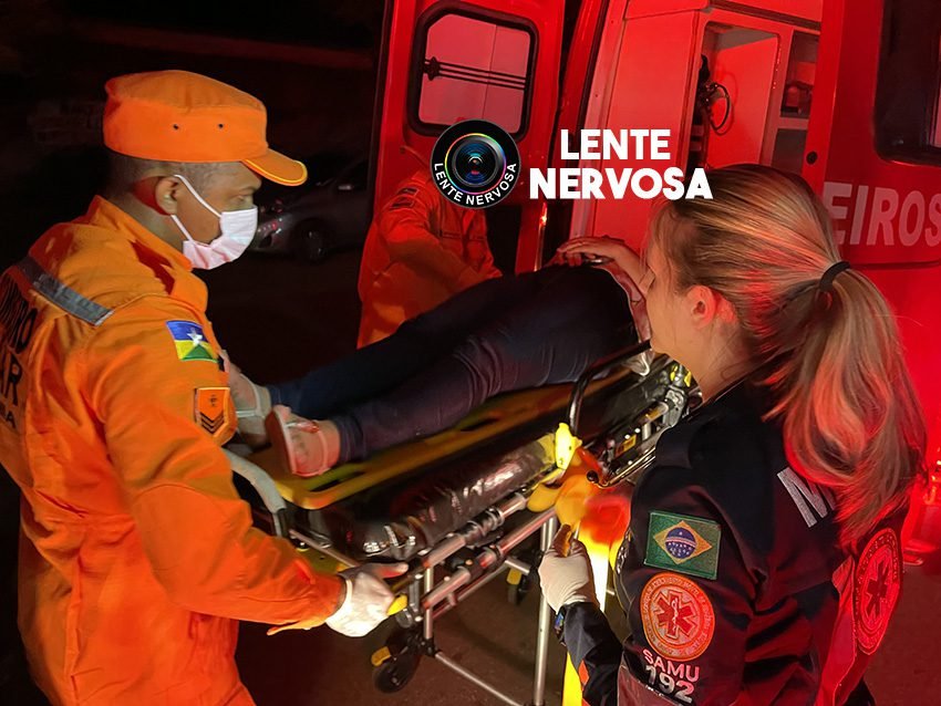 Vídeo: motoristas ficam presos às ferragens de veículos após grave acidente