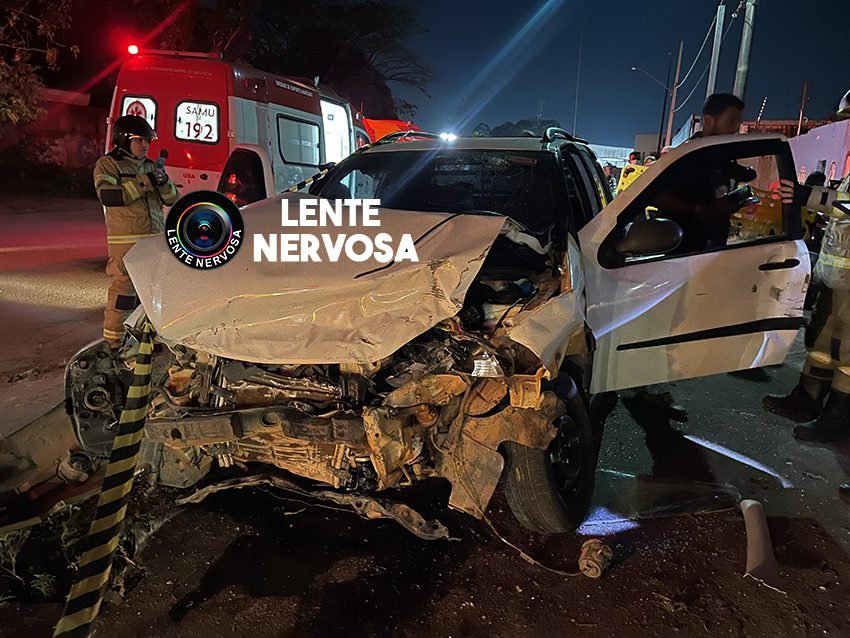 Vídeo: motoristas ficam presos às ferragens de veículos após grave acidente